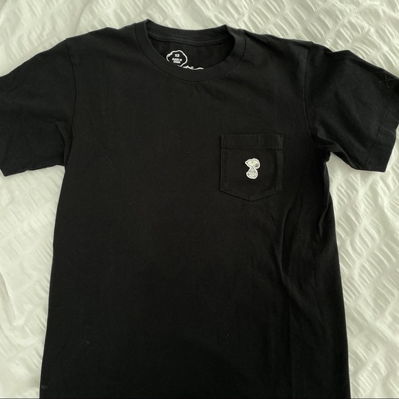Uniqlo x peanuts x kaws snoopy pocket tee - Picture 2 of 2
